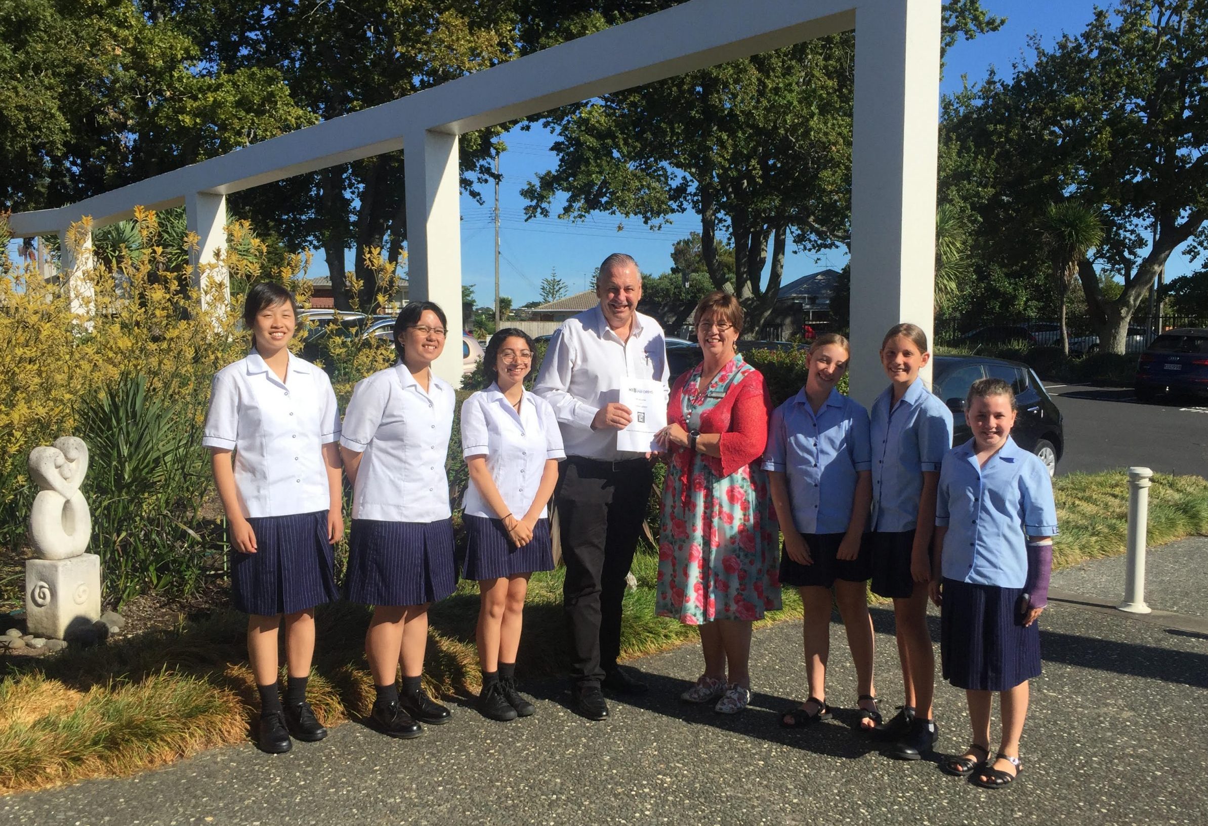 Read more about the article NZ Uniform CEO, David Bunnell, meeting with the Principal and students in the new uniform